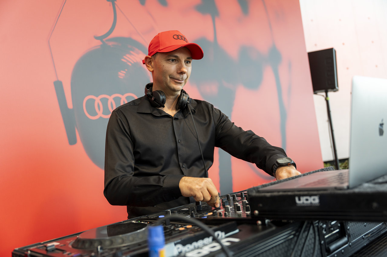 DJ Robin a DJ pult mögött